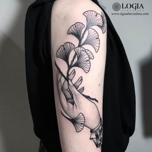 tatuaje-brazo-flores-mano-logia-barcelona-Laia    